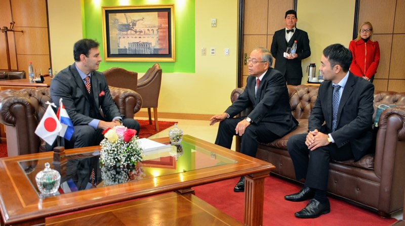 Presidente con Embajador del JApón