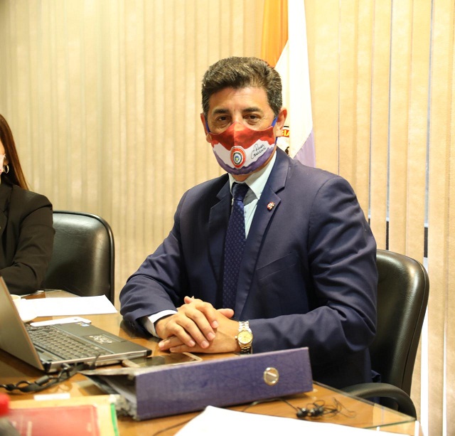 Víctor Rios presidiendo comisión de Hacienda del 15 de julio 1