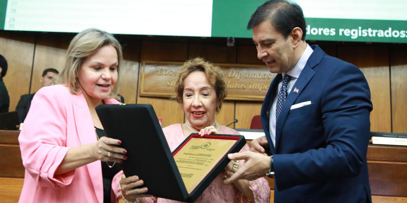 Senadores homenajearon a Margarita Irún