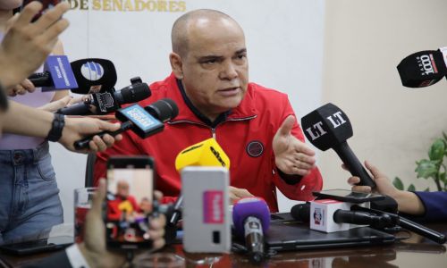 Presidente del Senado propone mesa de diálogo ante conflicto con gremios médicos