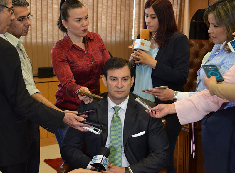 Senador Silvio Ovelar en conferencia de prensa