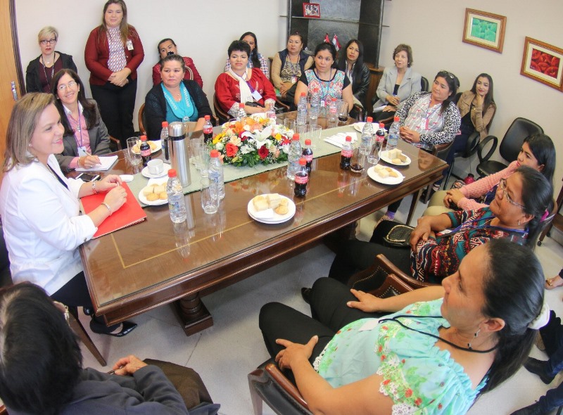 Senadora con visita 3