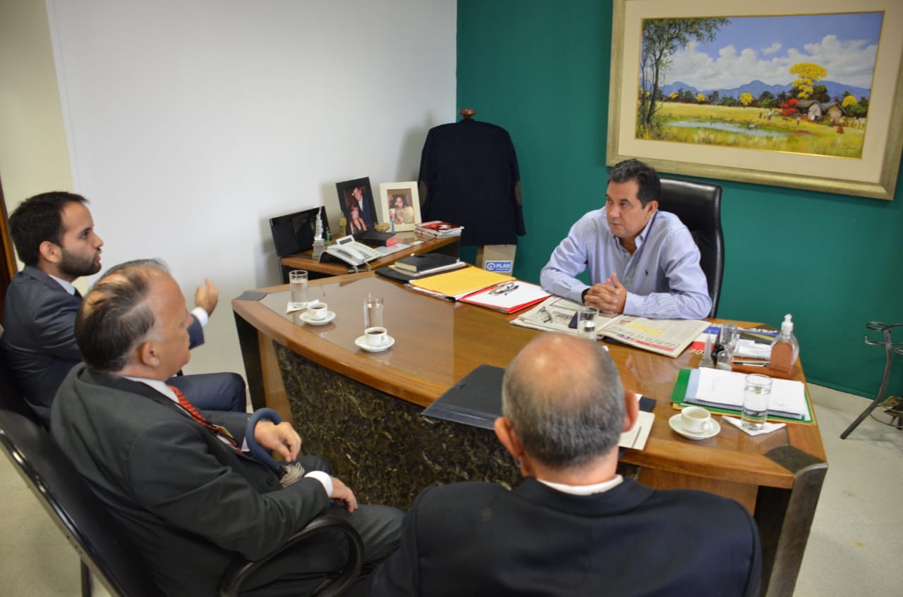 Martín Arévalo con despachantes de Aduanas