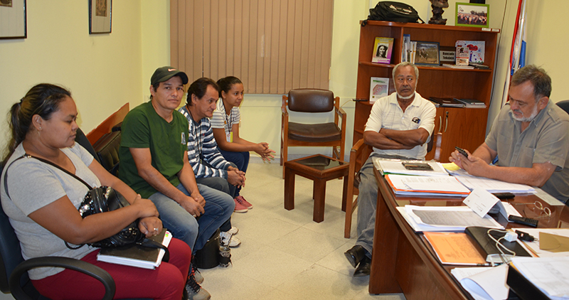 senador con pobladores de luque