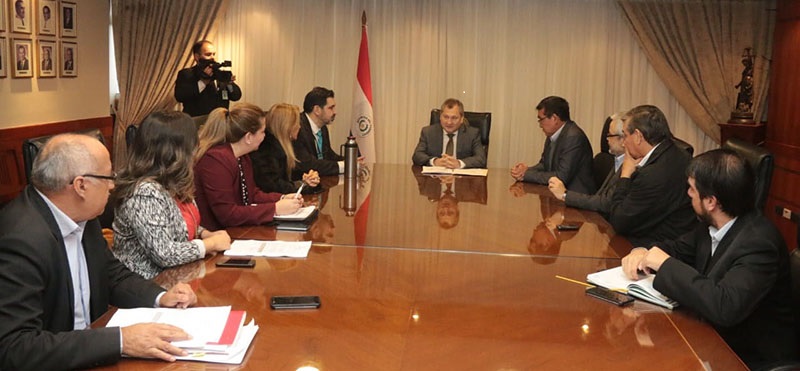 senadores con el ministro de corte 2