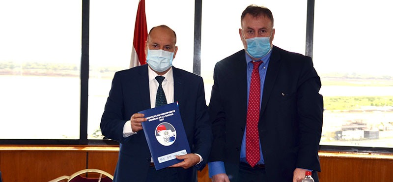 Foto de entrega del presupuesto 2021 al presidente