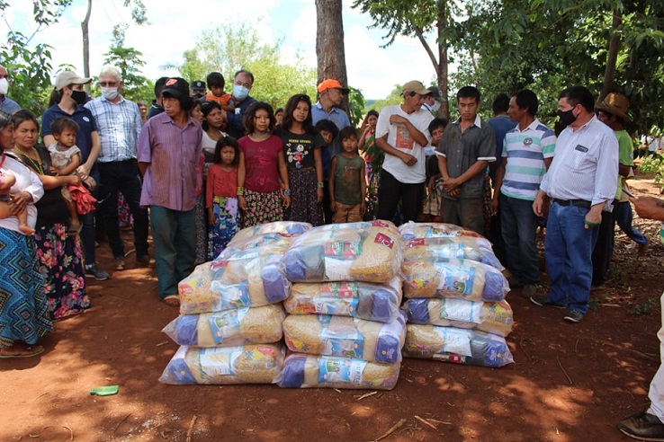 Senador Afara haciendo entrega de viveres 2