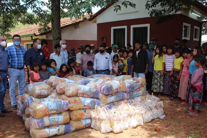 Senador Afara haciendo entrega de víveres 1