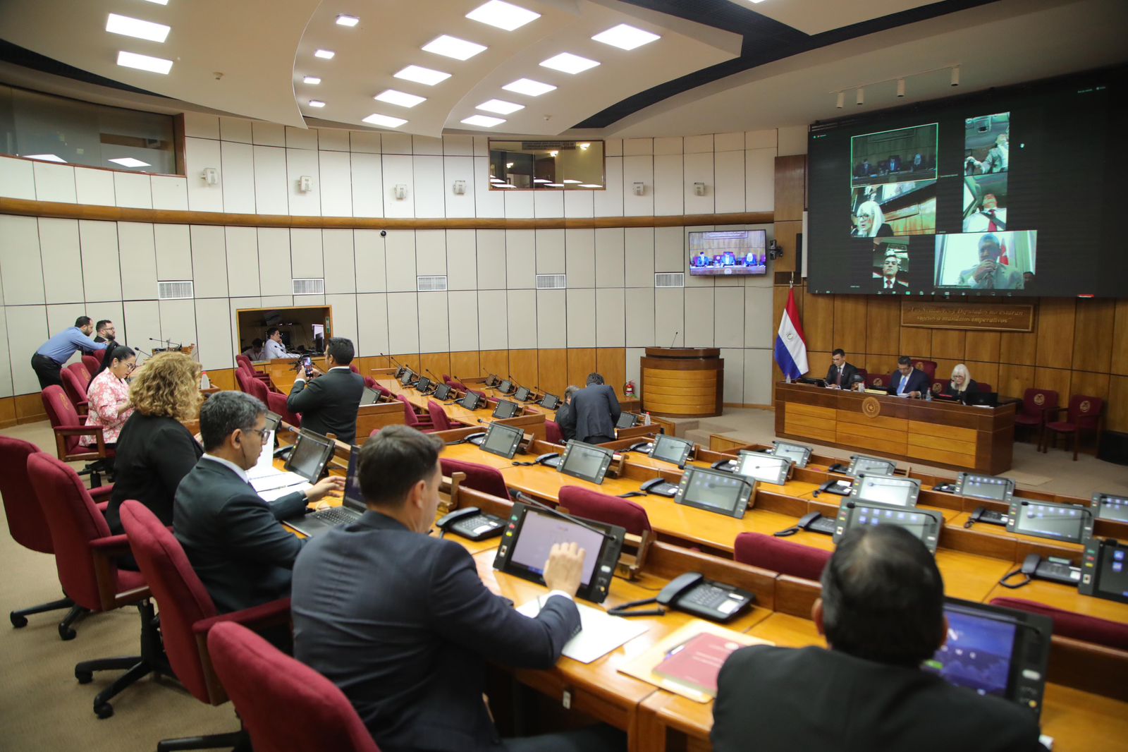 Os legisladores manifestaram-se a favor da nomeação de embaixadores simultâneos
