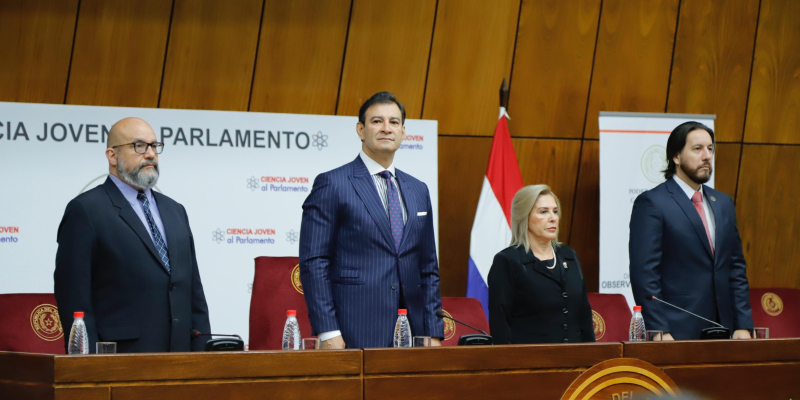 Estudiantes exponen trabajos científicos por el Mes de la Juventud 