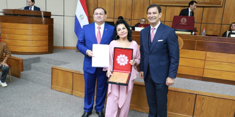 La Cámara Alta distinguió a la reconocida cantante y compositora, Marizza