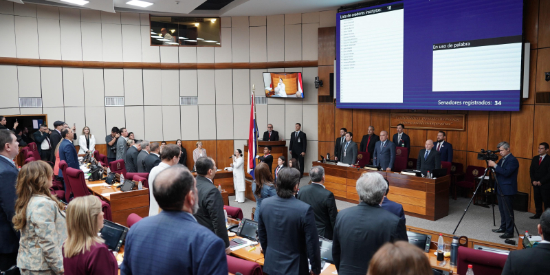 Sesión ordinaria inició con entonación del Himno Nacional