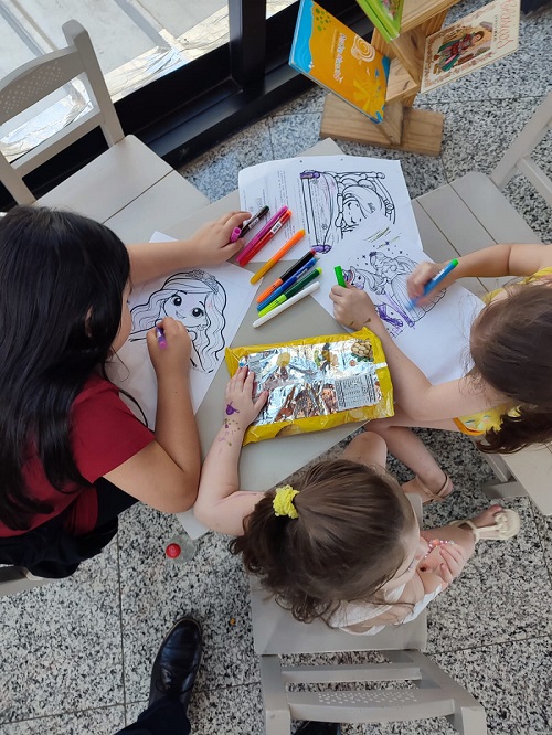 NIÑOS EN EL HALL 2